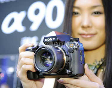 ソニー、デジタル一眼レフカメラ最上位機種「α900」発売へ 写真3枚