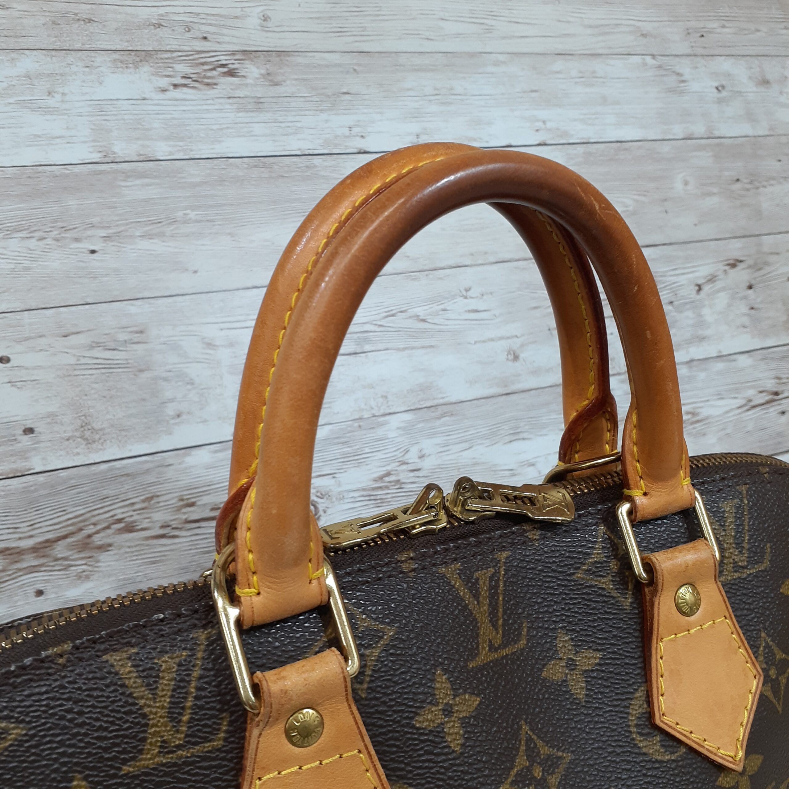 ルイヴィトン(Louis vuitton) アルマバッグのヌメ革の色補修をご紹介