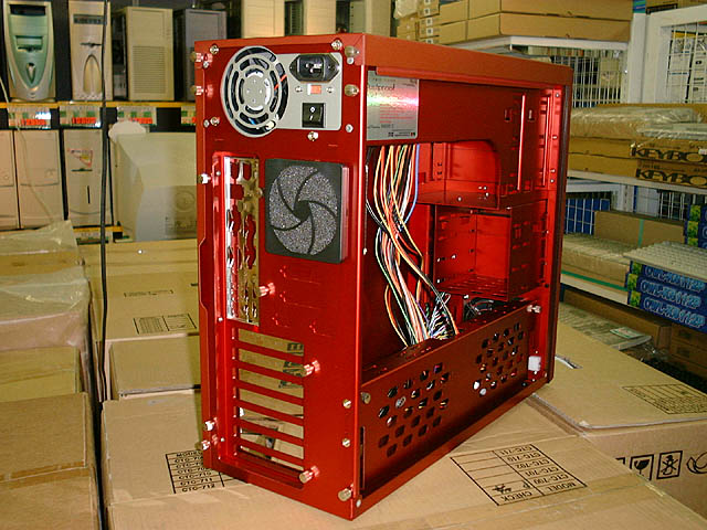 星野金属の新型総アルミケースは「真っ赤」