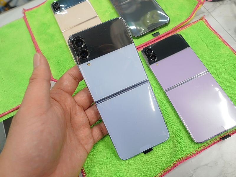 ガラケー風の折りたたみスマホ「Galaxy Z Flip 4」海外版が入荷