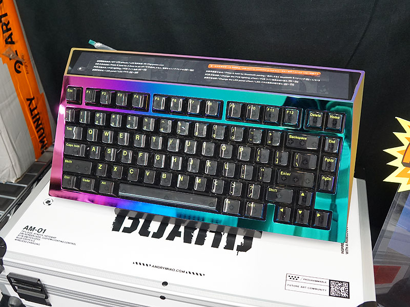 ド派手なLEDマトリックスパネルを備えた75％キーボードキット