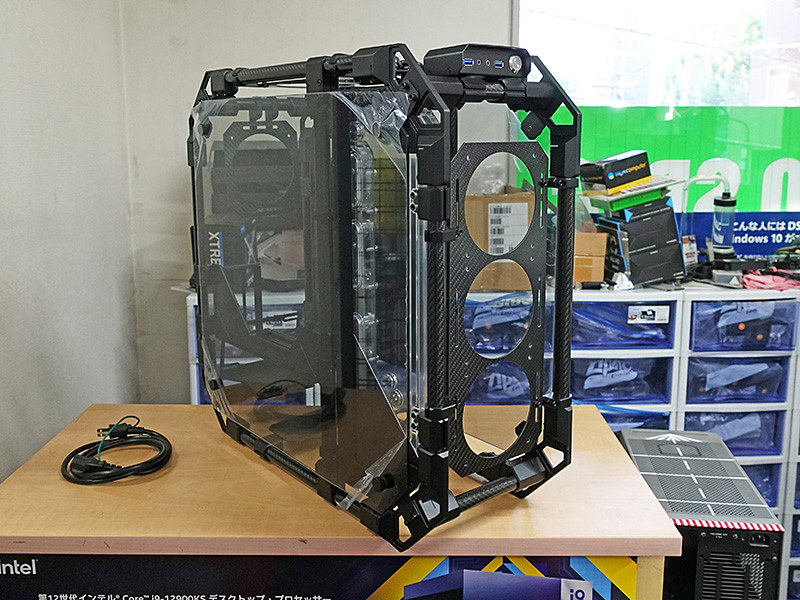 カーボンファイバー仕様の本格水冷用オープンフレームケース「Apex Pro