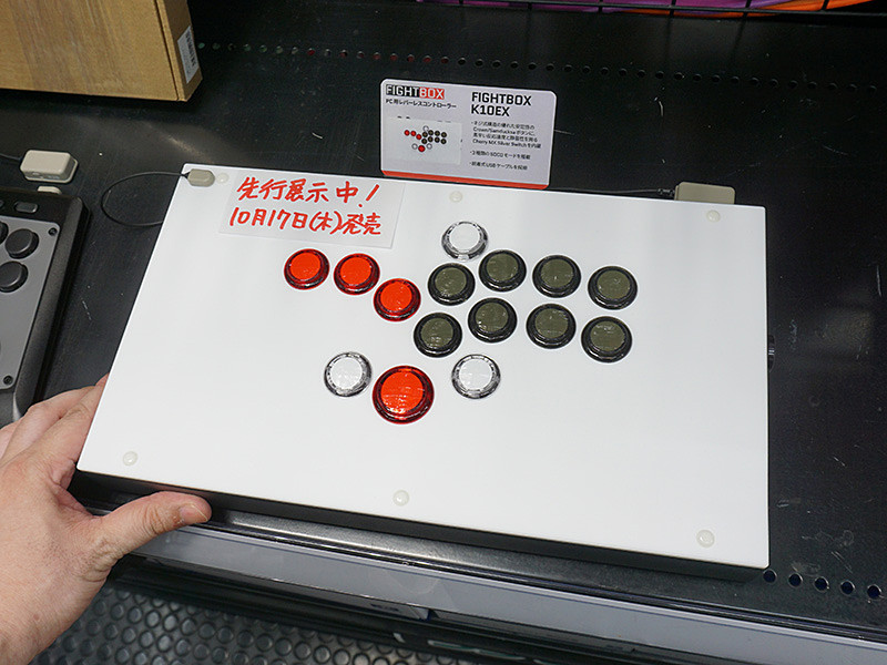 ネジ式ボタンやCherry MXスイッチ採用のレバーレスアケコン「FightBox