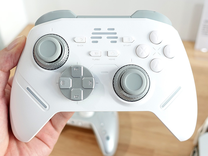 硬さ調整可能なTMRスティック搭載のゲームパッド「BEITONG KunPeng 40