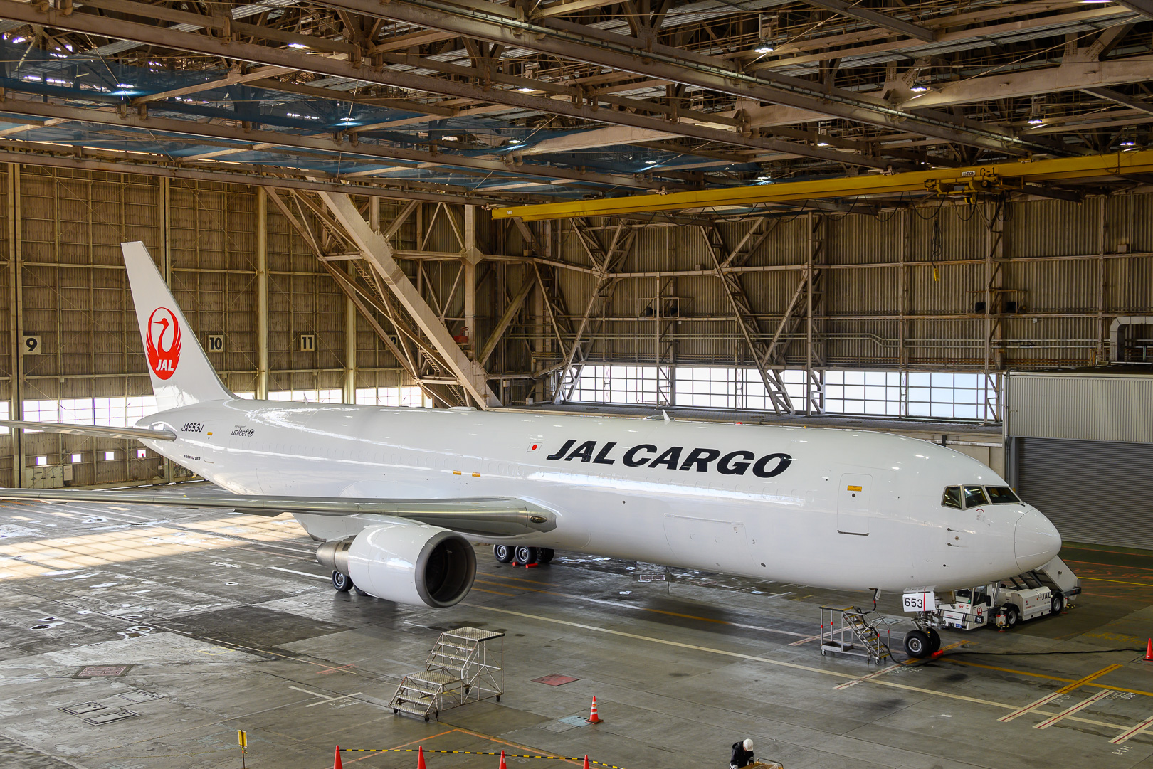 約13年ぶりのJALフレイター、767-300BCF公開。2月19日に就航 | AIRLINE