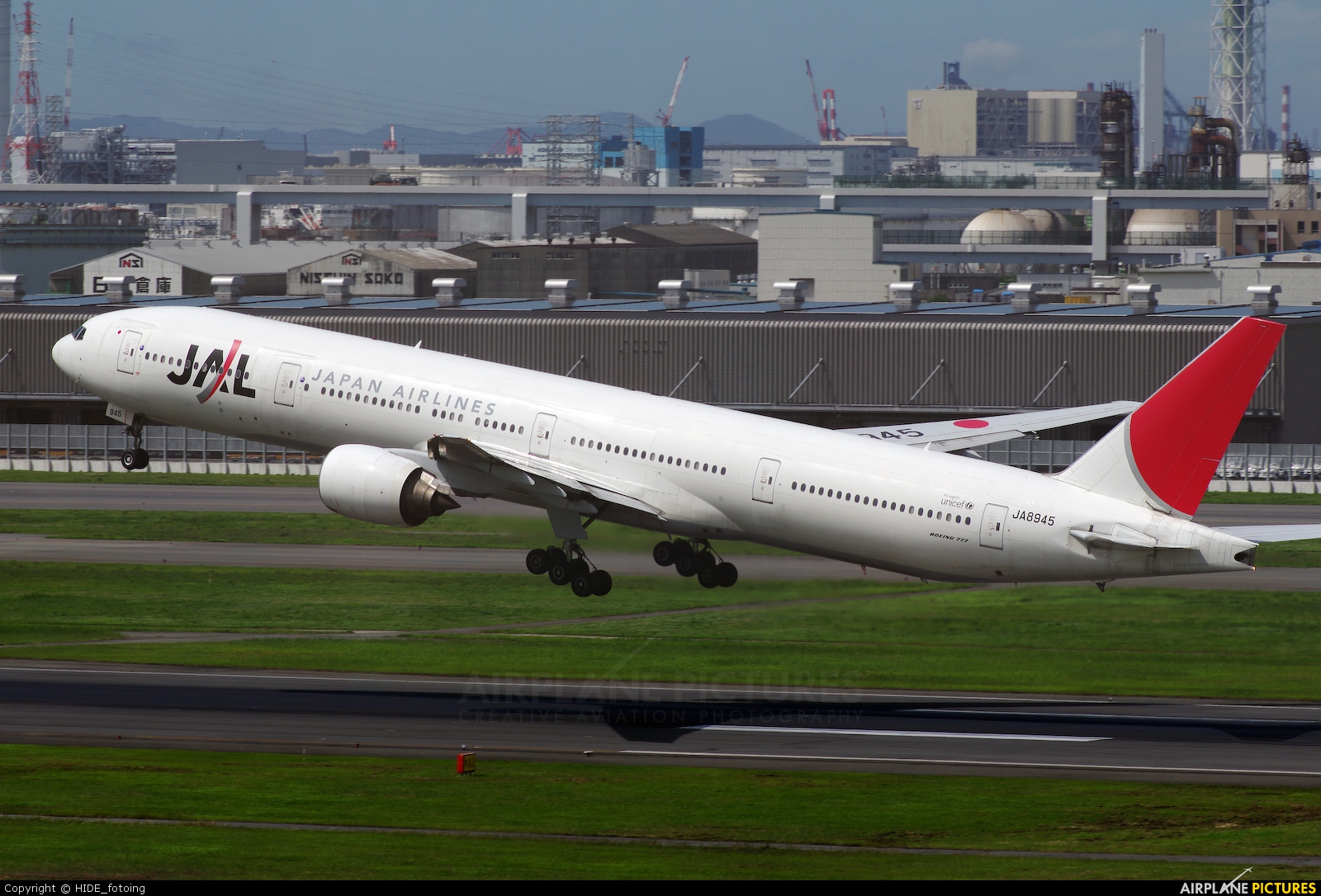 JAL - Japan Airlines Boeing 777-300 JA8945 at Tokyo - Haneda Intl
