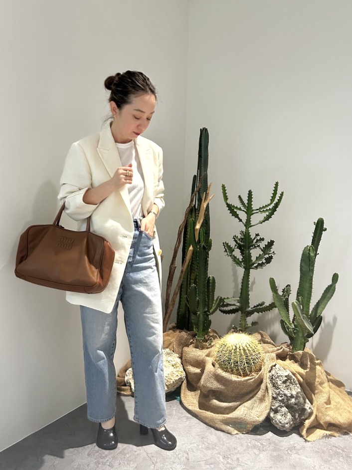 洗練された印象を導く、Miu Miuの「ボウリングバッグ」by 泉亜希子