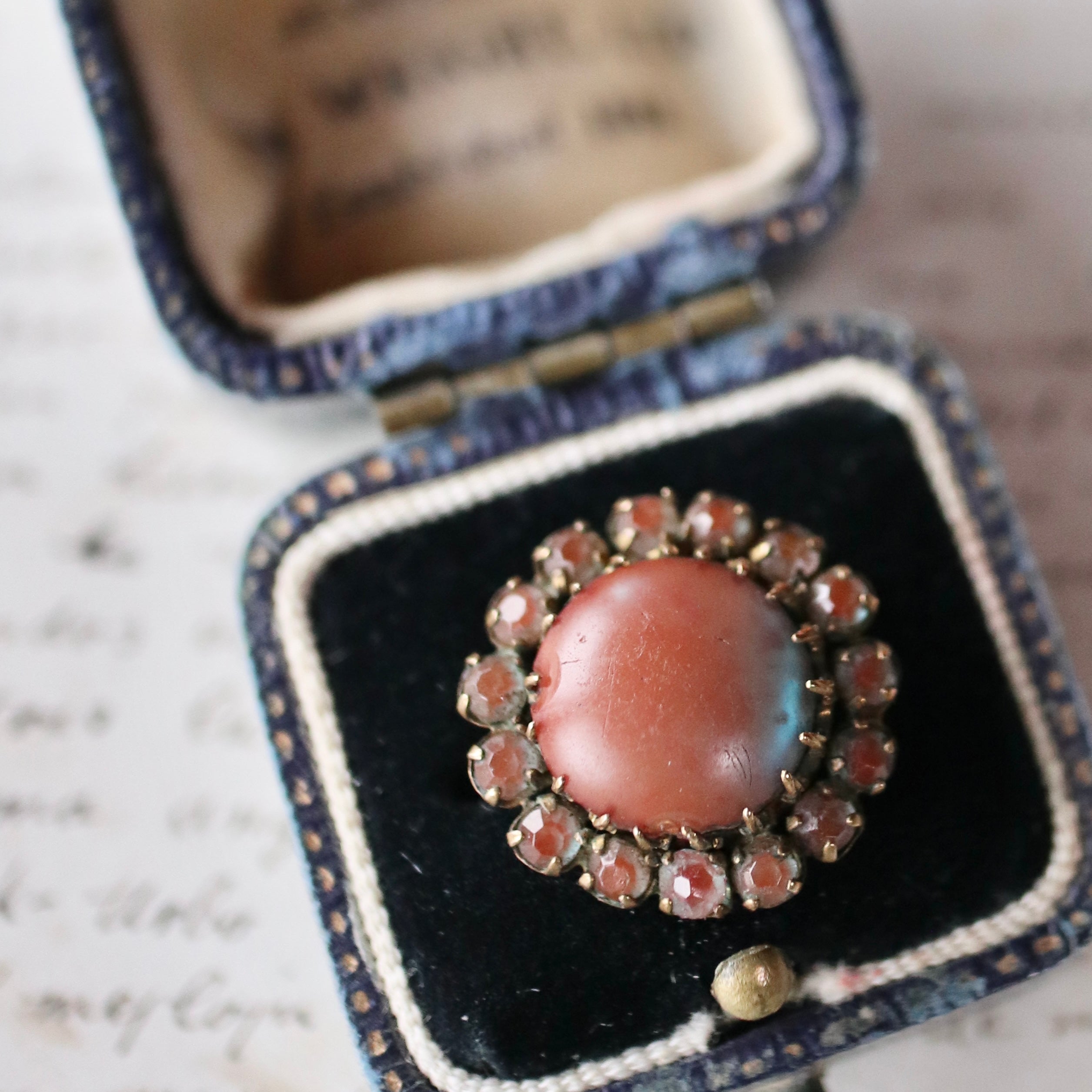 サフィレット ラウンドブローチ – Amelie Antique