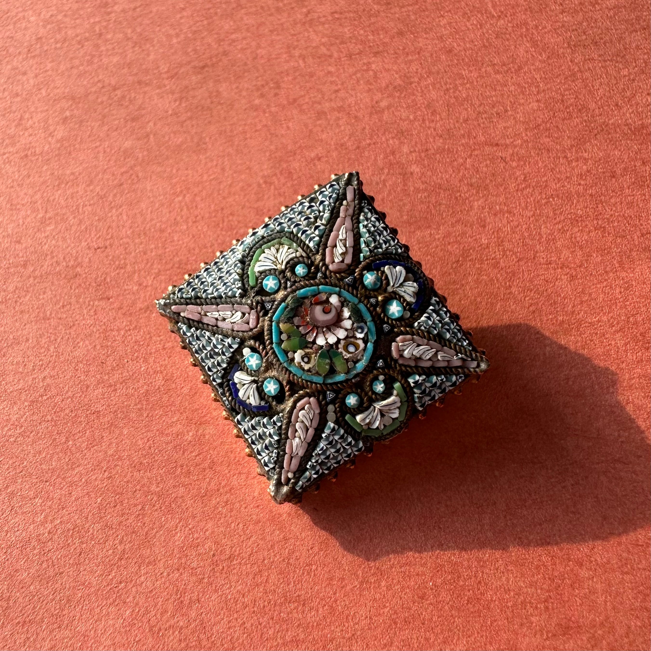 マイクロモザイク スクエア アンティークブローチ – Amelie Antique