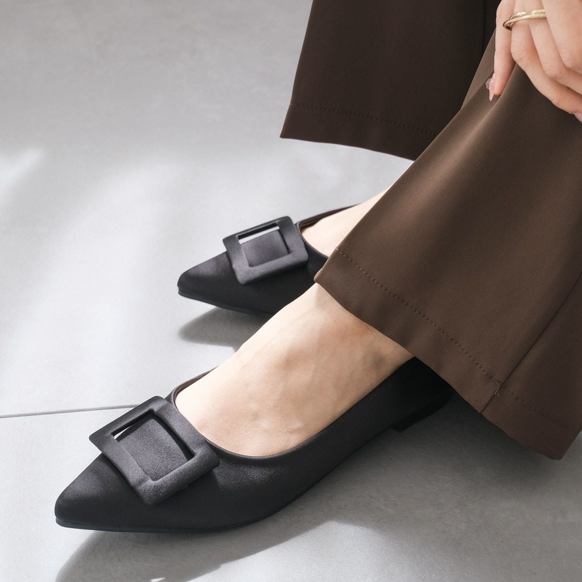 バックルモチーフフラットパンプス レディース | 《公式》レディース