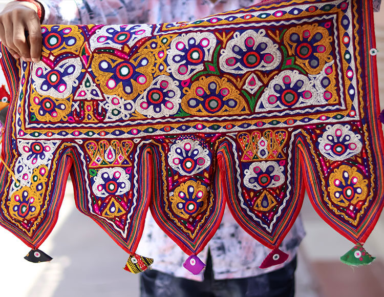 インドの伝統刺繍「ミラーワーク」の魅力に迫る | 株式会社アミナ