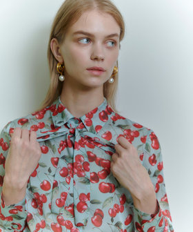 WEB限定【LOULOU WILLOUGHBY】LISAチェリープリント ボウタイブラウス