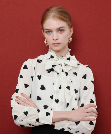 WEB限定【LOULOU WILLOUGHBY】デシンハートプリントボウタイブラウス