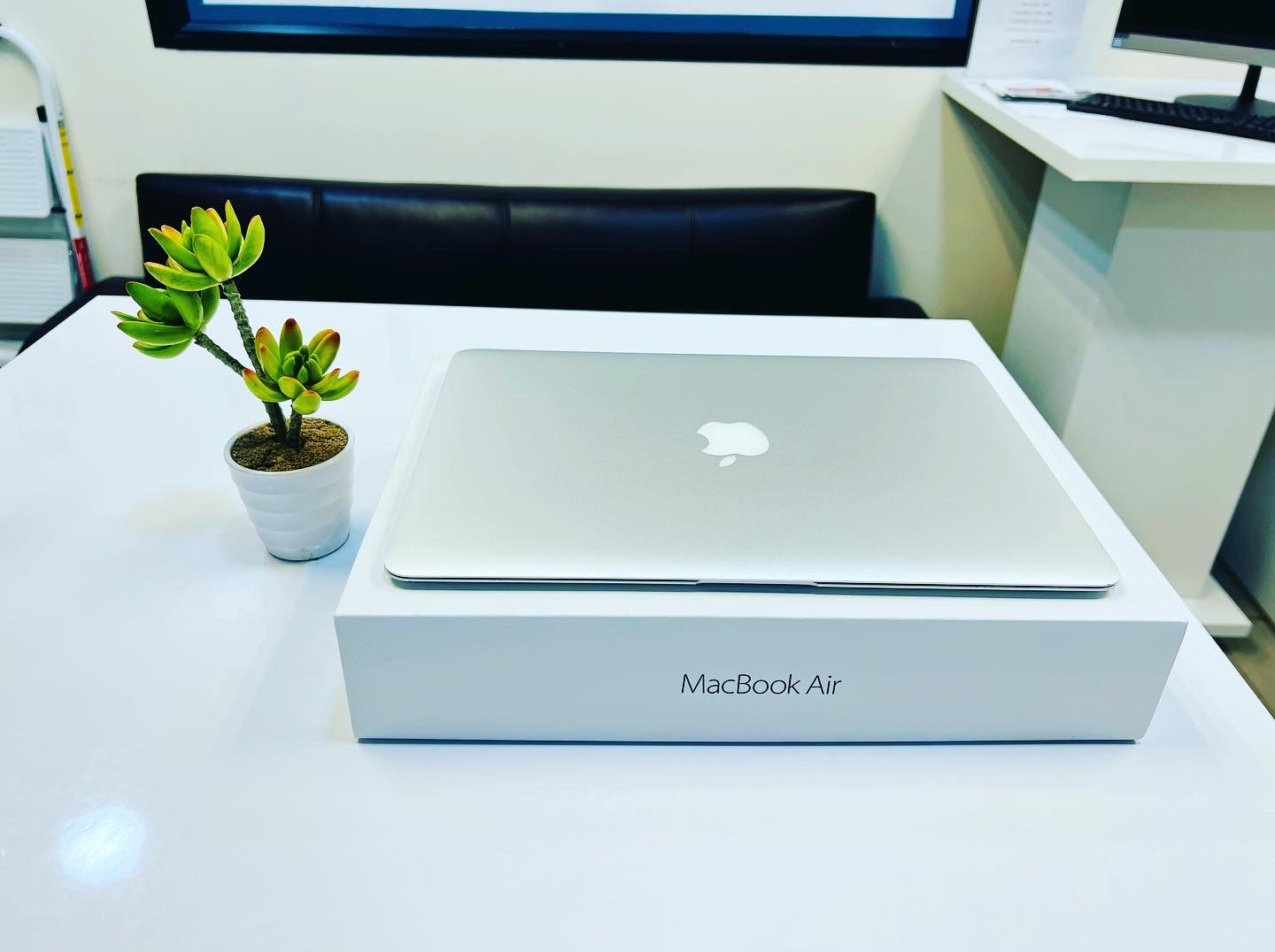 Apple MacBook Air 13-inch Dual-Core i5 (8GB RAM, 128GB, Silver