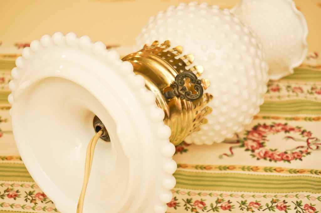 フェントン製 ボブネイル ミルクガラス テーブルランプ – Allen