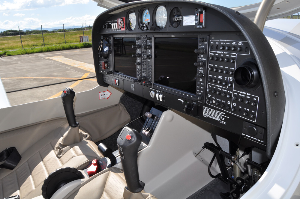 航空豆知識「飛行機の操縦桿」 | アルファーアビエィション