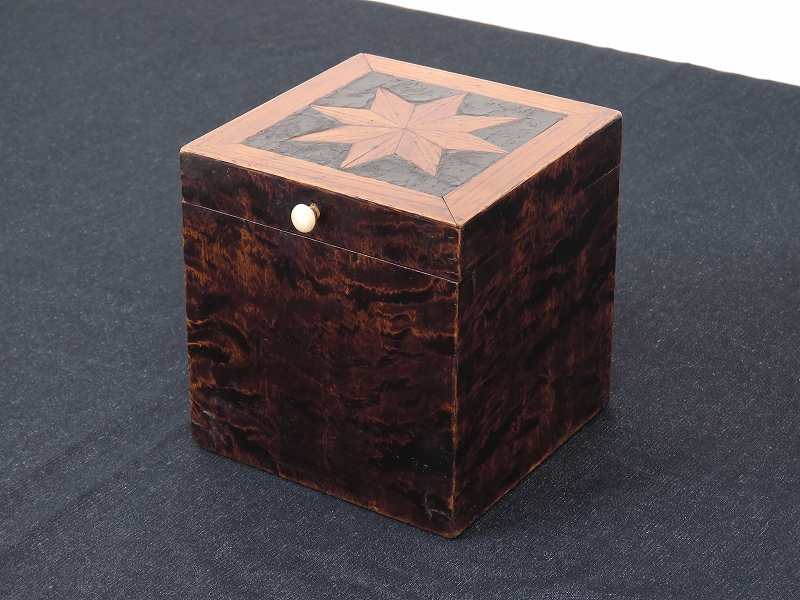 正方形のフランス製アンティークボックス （寄木細工模様の木箱）（5月