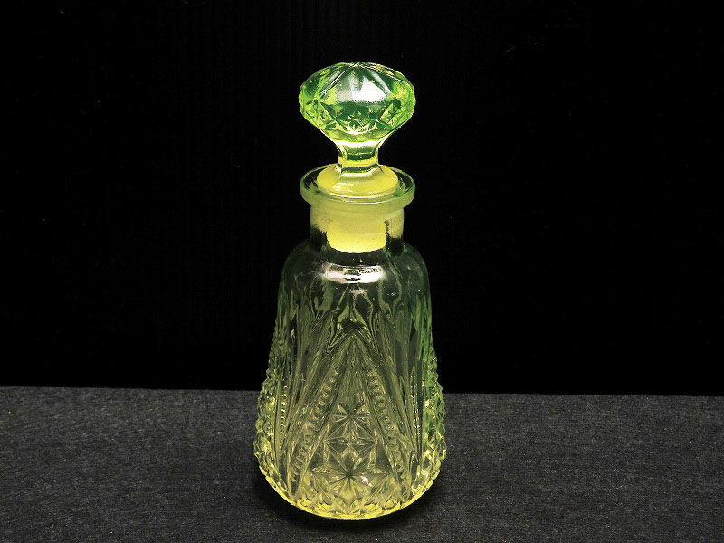 アンテイーク ウランガラス製の四角小物入れ ヴァセリン ガラス