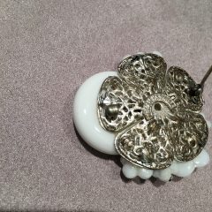 ミリアム・ハスケル「花型ブローチ」《アンティックかとう》
