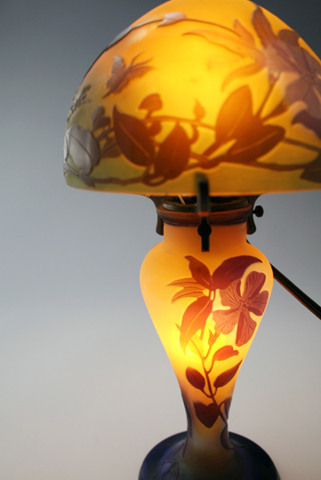 エミール・ガレ「花蝶文 ランプ」《アンティックかとう》