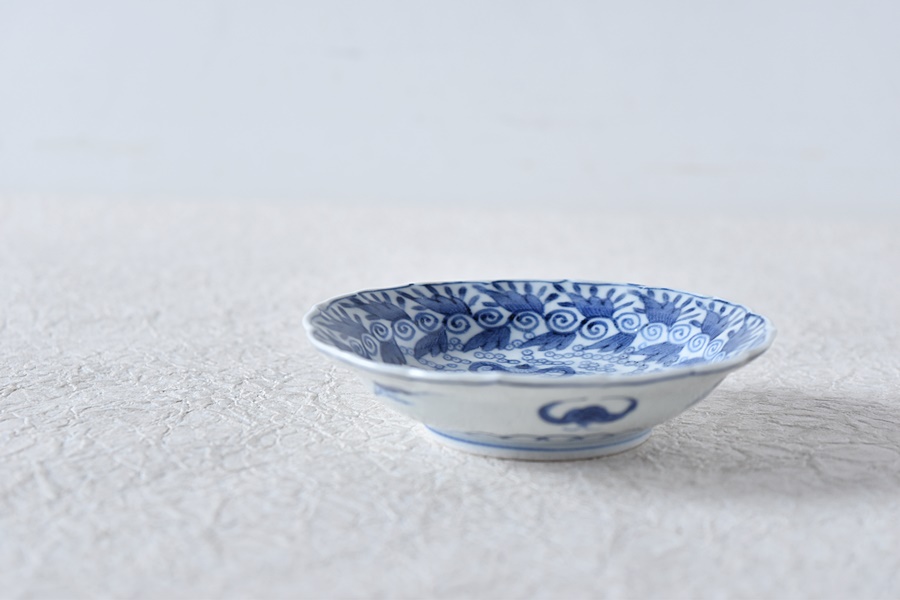 古伊万里 染付 蝙蝠 稜花形 輪花型小皿 - 生活骨董と古布の