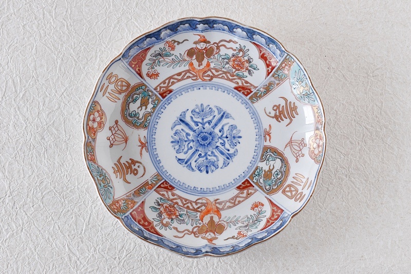 伊万里 色絵 花と南蛮人 福寿龍鳳凰 輪花型 七寸皿 - 生活骨董と古布の