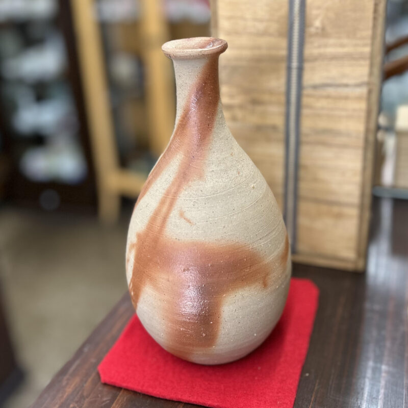 備前焼、伊勢崎淳（人間国宝）の花器を慈光店舗にて販売しております