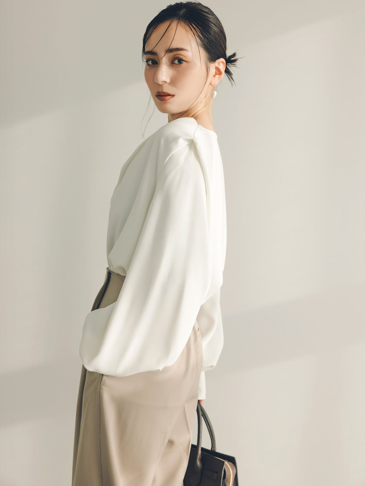 ダブルクロスドレープネックブラウス