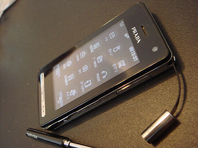 PRADA Phone by LG FOMA L852i(DOCOMO) 2008年 | 古いハードに囲まれて