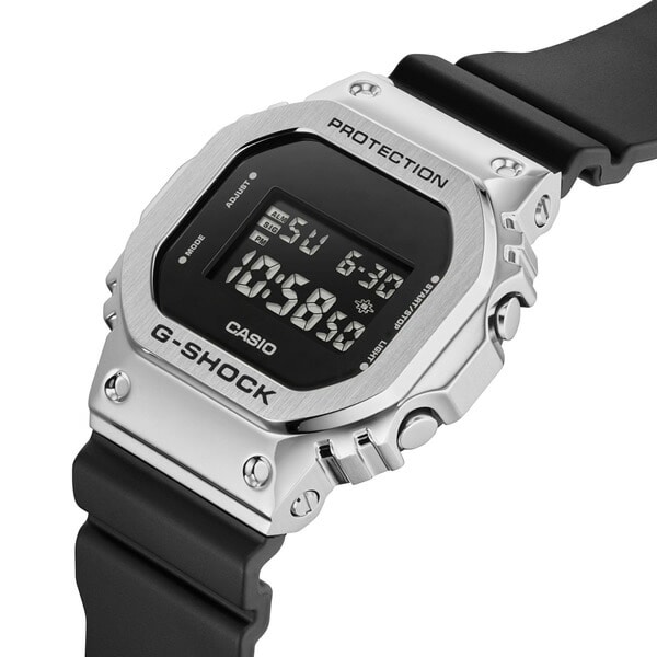 カシオ CASIO G-SHOCK メタルカバード 5600 GM-5600U-1JF メンズ 電池