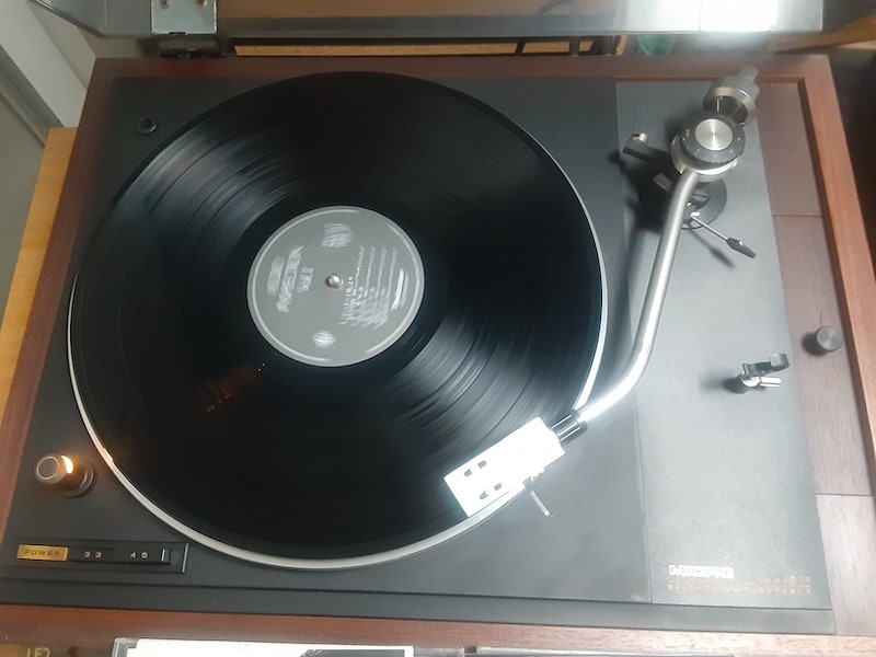 ベルトドライブの高級レコードプレーヤー「MICRO MR-611」で遊ぶ