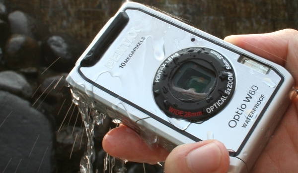 ASCII.jp：真夏の“濡れデジ”Optio W60は「買い」か (1/4)