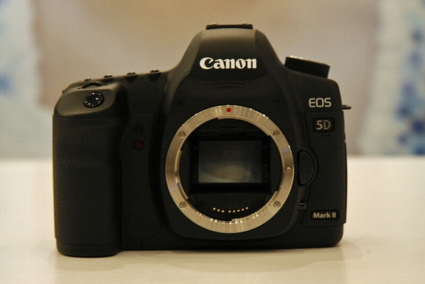 ASCII.jp：キヤノン初の動画対応デジタル一眼「EOS 5D Mark II」発表 (1/2)