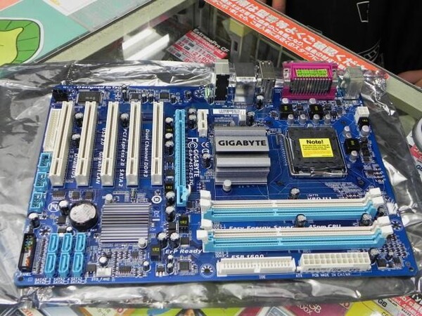 ASCII.jp：PCIスロット5本装備のマザーに新モデル！ P45なのに完売