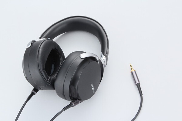 ASCII.jp：大口径70mmで重低音を聴け！ ソニー最上位ヘッドフォン「MDR