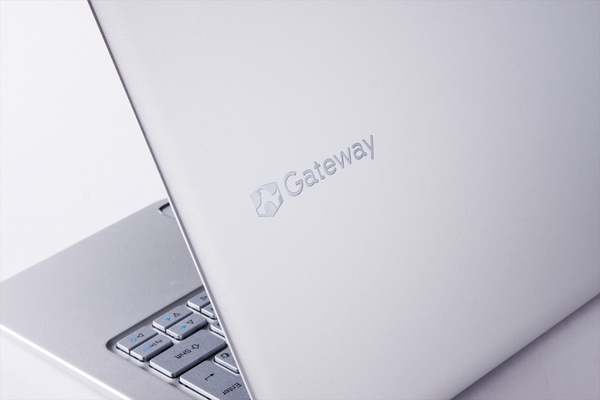 ASCII.jp：“牛柄のPC”はまだ生きている！ Gatewayの13.3型ノートPC