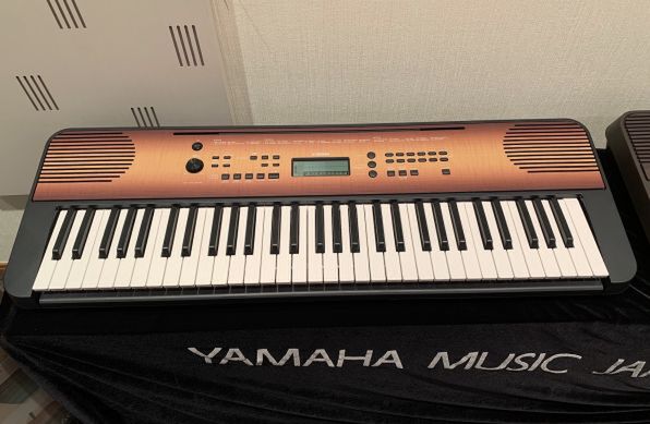 ASCII.jp：ヤマハ、木目調デザインの電子キーボード「PSR-E360」