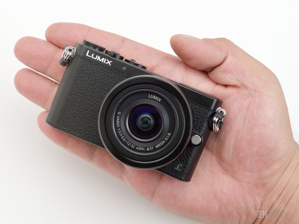 パナソニック、『LUMIX GM1』究極進化の極小ミラーレス一眼発表 - 週刊
