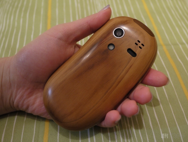 ヒノキ香る豆型木製ケータイ、ドコモ『TOUCH WOOD SH-08C』レビュー