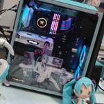ASCII.jp：TSUKUMO、初音ミク仕様のオリジナルPCケース用アクリル