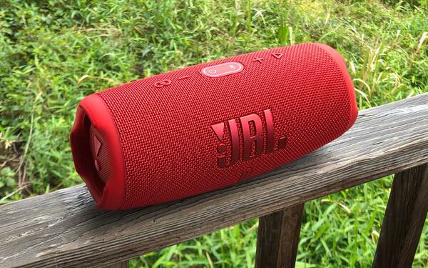 ASCII.jp：防水・防塵・デカい音、JBL CHARGE 5はいいデキで気持ちいい