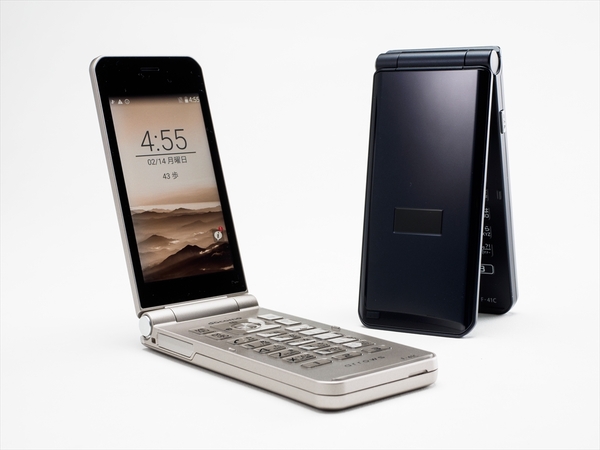 潔いシンプルさと使いやすさが魅力の 「arrows ケータイ ベーシック F