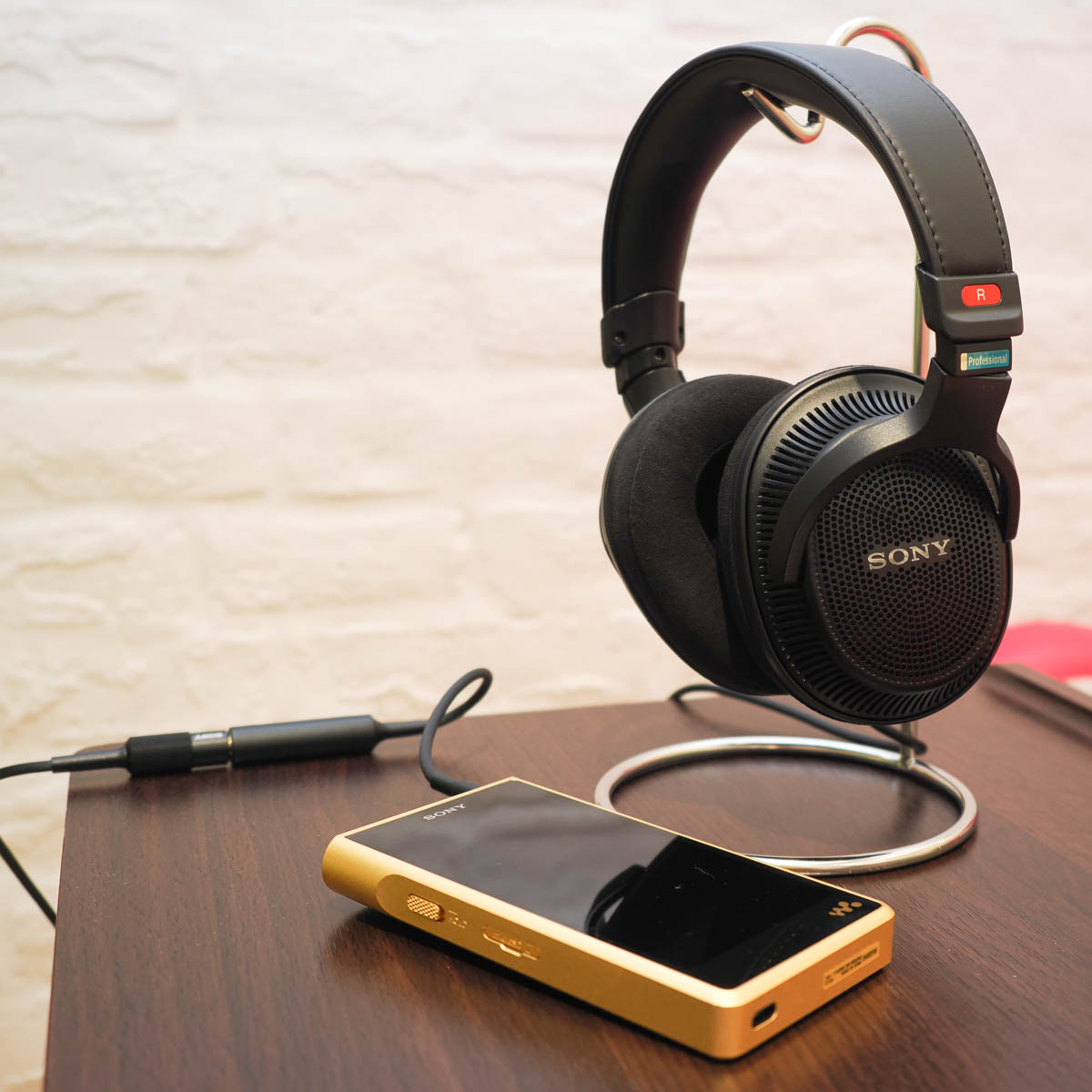 ASCII.jp：ソニー、背面開放型のモニターヘッドホン「MDR-MV1」を発表