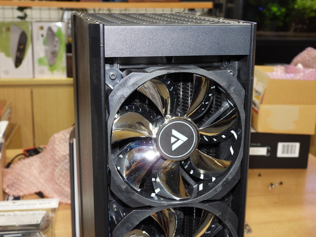 ラジエーター、リザーバー、ポンプを外付けにした水冷ボックスが登場