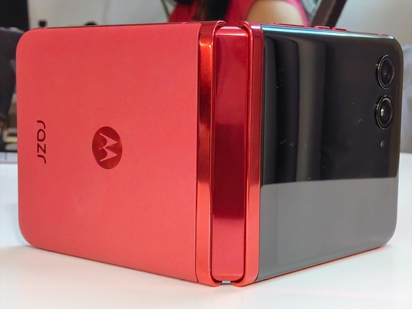 ASCII.jp：縦折りスマホ「razr 40 ultra」が日本で発売したので