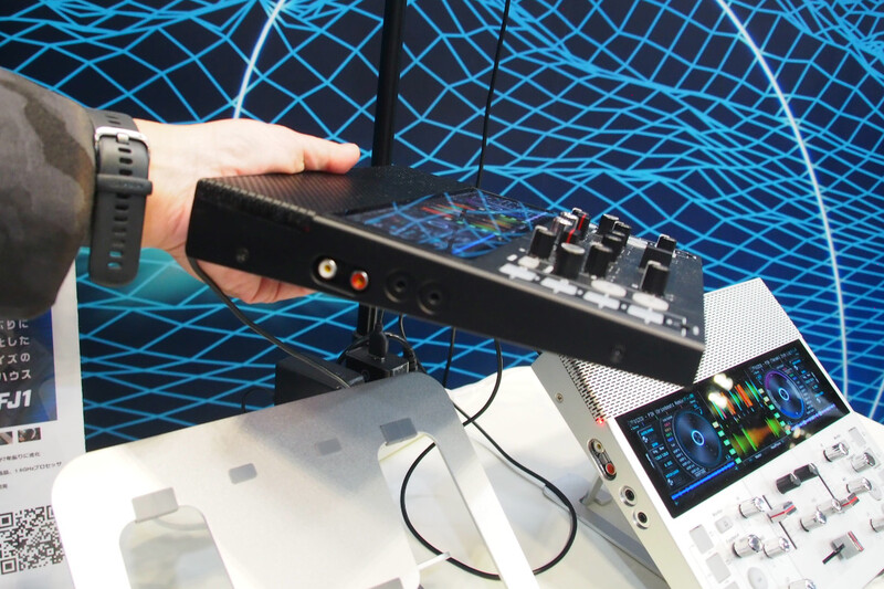 A4サイズのポータブルDJシステム「FJ1」を細かく見て、裏話も聞いてき