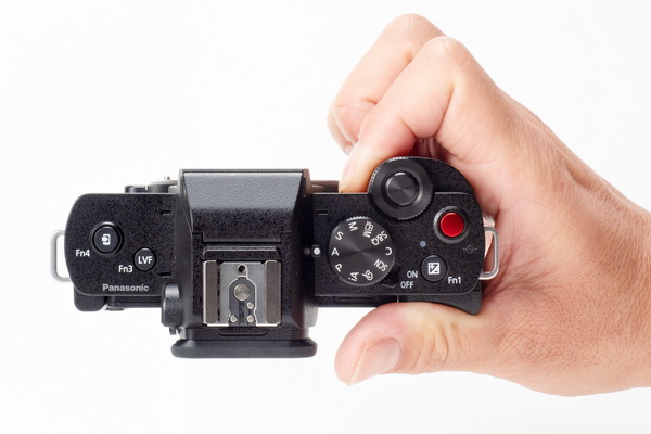 ASCII.jp：8万円台で買える超小型ミラーレスカメラ「LUMIX G100D」実機