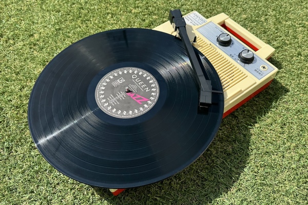 ASCII.jp：これ、見たことある！ 昭和のレコードプレーヤーを現代の