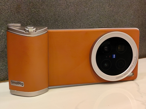 ASCII.jp：vivoのカメラフォン「X100 Ultra」はカメラグリップで