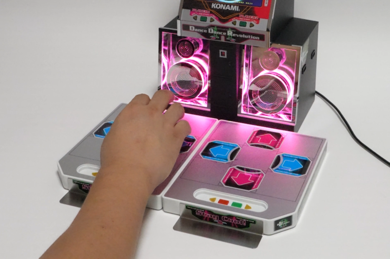 机上に降臨するDDR「ダンスダンスレボリューション Classic Mini」が